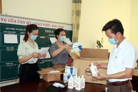 Trước ngày thi các nhà trường cũng đã chuẩn bị đủ nước sát khuẩn, khẩu trang y tế cho tất cả các thí sinh. (Ảnh: Bích Huệ/TTXVN) 