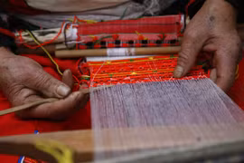 Dệt thổ cẩm truyền thống của người Pà Thẻn. (Ảnh: Nam Sương/TTXVN) 
