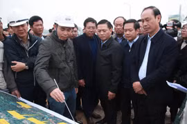 Thứ trưởng Bộ Giao thông vận tải Lê Đình Thọ kiểm tra tiến độ thi công, giải phóng mặt bằng công trình Dự án cao tốc Mai Sơn-Quốc lộ 45, đoạn qua địa phận tỉnh Ninh Bình. (Ảnh: Hải Yến/TTXVN)