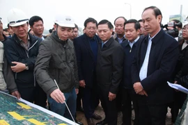 Thứ trưởng Bộ Giao thông vận tải Lê Đình Thọ kiểm tra tiến độ thi công, giải phóng mặt bằng công trình Dự án cao tốc Mai Sơn-Quốc lộ 45, đoạn qua địa phận tỉnh Ninh Bình. (Ảnh: Hải Yến/TTXVN)