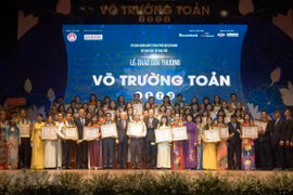 Lãnh đạo Thành phố Hồ Chí Minh chúc mừng các nhà giáo được trao giải thưởng Võ Trường Toản năm 2020. (Ảnh: Thu Hoài/TTXVN) 