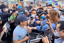 Nhóm người vây hăm dọa nhà báo. (Nguồn: plo.vn) 