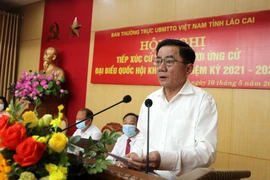 Ủy viên Bộ Chính trị, Chủ nhiệm Ủy ban Kiểm tra Trung ương Trần Cẩm Tú trình bày chương trình hành động tại buổi tiếp xúc cử tri. (Ảnh: Quốc Khánh/TTXVN)