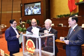 Tổng Bí thư Nguyễn Phú Trọng và các lãnh đạo Đảng, Nhà nước bỏ phiếu bầu Phó Chủ tịch nước. (Ảnh: TTXVN)