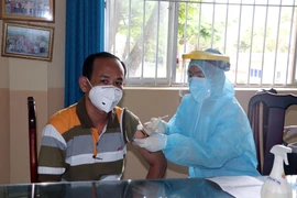 Điểm tiêm vắcxin tại Trường THCS Huỳnh Khương Ninh, phường Thắng Tam, thành phố Vũng Tàu ngày 15/8. (Ảnh: Đoàn Mạnh Dương/TTXVN)