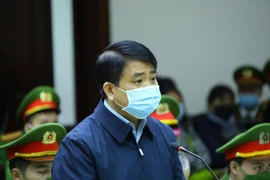 Cựu Chủ tịch Ủy ban Nhân dân thành phố Hà Nội Nguyễn Đức Chung khai báo trước tòa. (Ảnh: TTXVN) 