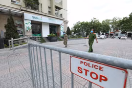 Lực lượng chức năng lập hàng rào, phong tỏa tạm thời tòa N03A khu đô thị mới Sài Đồng, phường Phúc Đồng, quận Long Biên. (Ảnh: Minh Quyết/TTXVN) 