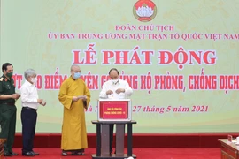 Chủ tịch nước Nguyễn Xuân Phúc quyên góp ủng hộ phòng, chống dịch COVID- 19. (Ảnh: Thống Nhất/TTXVN) 