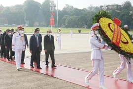 Các lãnh đạo, nguyên lãnh đạo Đảng, Nhà nước tưởng niệm Chủ tịch Hồ Chí Minh. (Ảnh: Lâm Khánh/TTXVN) 