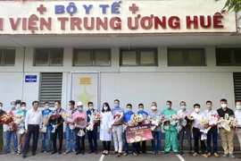 Đoàn y bác sỹ, kỹ thuật viên Bệnh viện Trung ương Huế sẵn sàng lên đường thực hiện nhiệm vụ tại Trung tâm Hồi sức COVID-19 Trung ương Huế tại Thành phố Hồ Chí Minh. (Ảnh: Mai Trang/TTXVN)