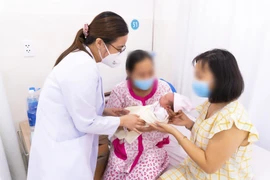 Bệnh viện Hùng Vương Thành phố Hồ Chí Minh vừa chào đón em bé ra đời nhờ mang thai hộ vì mục đích nhân đạo đầu tiên vào ngày 9/7/2021. Đây được xem là bước khởi đầu mang đến niềm vui cho các cặp vợ chồng vô sinh, hiếm muộn. (Ảnh: TTXVN phát) 