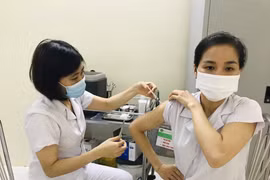 Tiêm vaccine phòng COVID-19 cho lực lượng tuyến đầu chống dịch tại Thanh Hóa. (Ảnh: Hoa Mai/TTXVN)