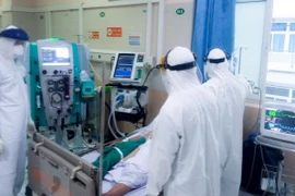 Đối với người bệnh COVID-19 mức độ nặng, mức độ nguy kịch chuyển đến Bệnh viện đa khoa Đức Giang, Bệnh viện đa khoa Thanh Nhàn, các bệnh viện Trung ương được phân công điều trị người bệnh COVID-19 trên địa bàn thành phố Hà Nội. Trong ảnh: Khu điều trị bện