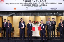 Thủ tướng Phạm Minh Chính chứng kiến Lễ trao đổi các văn kiện hợp tác giữa các doanh nghiệp 2 nước. (Ảnh: Dương Giang/TTXVN)