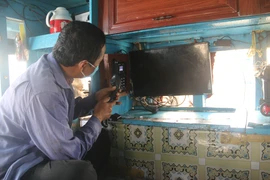 Máy giám sát hành trình trên một tàu đánh bắt xa bờ tại xã Phước Tỉnh, huyện Long Điền. (Ảnh: Hoàng Nhị/TTXVN)
