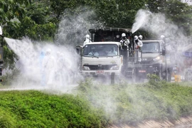 Bộ đội hóa học phun thuốc khử khuẩn toàn bộ khuôn viên Bệnh viện Nhiệt đới Trung ương cơ sở 2. (Ảnh: TTXVN) 
