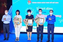 Ông Nguyễn Anh Tuấn, Bí thư thứ nhất Trung ương Đoàn trao thư cảm ơn cho các đơn vị đồng hành cùng chương trình. (Ảnh: Minh Đức/TTXVN) 