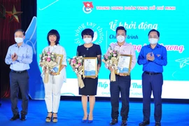 Ông Nguyễn Anh Tuấn, Bí thư thứ nhất Trung ương Đoàn trao thư cảm ơn cho các đơn vị đồng hành cùng chương trình. (Ảnh: Minh Đức/TTXVN) 