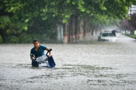Đường phố bị nhấn chìm trong nước lũ do mưa lớn kéo dài ở Trịnh Châu, thủ phủ tỉnh Hà Nam, Trung Quốc ngày 20/7/2021. (Ảnh: THX/TTXVN) 