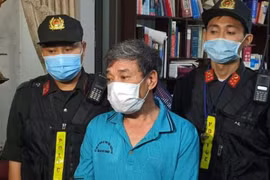 Cơ quan điều tra tống đạt các quyết định khởi tố, bắt giam đối với ông Ngô Thông. (Nguồn: congan.com.vn)