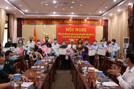 Ủy ban bầu cử tỉnh Bình Phước tặng bằng khen cho các cá nhân, tập thể có thành tích xuất sắc trong công tác bầu cử. (Ảnh: K GỬI H/TTXVN)