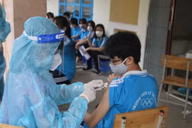 Hình ảnh tiêm vacccine COVID-19 cho học sinh từ lớp 9-12 ở Trà Vinh