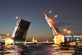 Hình ảnh hai cánh cầu rộng mở từ lâu đã là biểu tượng của thành phố St. Petersburg. Cầu được xây dựng đầu thế kỷ 20 với phần kết cấu thép nặng 7770 tấn, dài 250m, mỗi cánh cầu mở có trọng lượng 700 tấn. (Ảnh: Duy Trinh/TTXVN) 