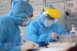Các nhân viên y tế làm xét nghiệm SARS-CoV-2. (Ảnh: Văn Dũng/TTXVN)