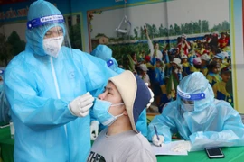 Xét nghiệm COVID-19 cho người dân ở Phú Thọ. (Nguồn: TTXVN)