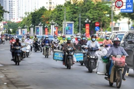 Lượng phương tiện tham gia giao thông vẫn cao trên tuyến đường Lê Văn Lương, quận Cầu Giấy (ảnh chụp lúc 8h 17 phút). (Ảnh: Tuấn Đức/TTXVN) 