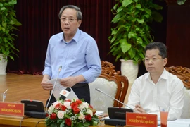 Ủy viên Trung ương Đảng, Phó trưởng Ban Tổ chức Trung ương Hoàng Đăng Quang (bên trái) phát biểu tại buổi làm việc. (Ảnh: Quốc Dũng/TTXVN)