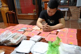  Đối tượng Nguyễn Đình Việt cùng tang vật tại cơ quan công an. (Ảnh: Lê Đức Hoảnh/TTXVN)