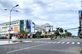 Đường Nguyễn Huệ, thành phố Long Xuyên, tỉnh An Giang vắng người và phương tiện trong thời gian tỉnh áp dụng Chỉ thị 16. (Ảnh: Thanh Sang/TTXVN)