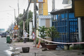 Phường 6, thành phố Cà Mau tiến hành phong tỏa khóm 4 và 5 để phòng chống dịch COVID-19. (Ảnh: Huỳnh Anh/TTXVN)