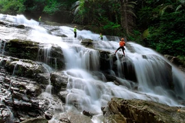 Khám phá Khe Nước Trong-Suối Tiên. (Ảnh: TTXVN phát) 