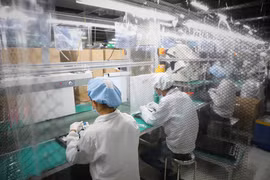 Khu sản xuất đông người có màn chắn để phòng, chống dịch tại Công ty TNHH Fuhong Precision Component. (Ảnh: Danh Lam/TTXVN) 