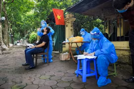 Phường Quán Thánh, quận Ba Đình tổ chức xét nghiệm cho người dân ngay trên con đường Phan Đình Phùng. (Ảnh: Thành Đạt/TTXVN) 