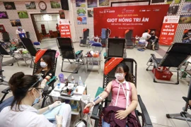 Tình nguyện viên đến hiến máu tình nguyện tại điểm hiến máu cố định Viện Huyết học-Truyền máu Trung ương. (Ảnh: Minh Quyết/TTXVN) 