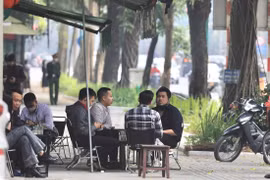 Một quán càphê trên phố Trần Hưng Đạo kinh doanh lấn chiếm vỉa hè, để khách ngồi không đảm bảo khoảng cách phòng dịch. (Ảnh: Hoàng Hiếu/TTXVN) 
