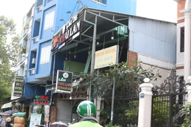 Mặc dù không thuộc địa bàn thí điểm (Quận 7, thành phố Thủ Đức) nhưng một quán nhậu ở địa bàn Quận 3 vẫn hoạt động công khai. (Ảnh: Xuân Tình/TTXVN) 