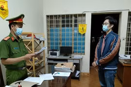Công an huyện Đức Trọng thực hiện lệnh bắt tạm giam đối tượng. (Nguồn: congan.com.vn)