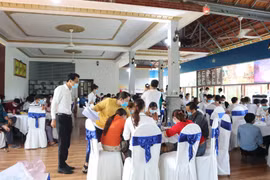 Lực lượng chức năng phường Tân Phú (thành phố Đồng Xoài) lập biên bản ghi nhận sự việc và hướng dẫn khai báo y tế. (Ảnh: Đậu Tất Thành/TTXVN)