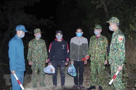 Hai đối tượng nhập cảnh trái phép vào Việt Nam bị lực lượng chức năng phát hiện, bắt giữ. Ảnh minh họa. (Ảnh: TTXVN phát)