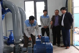 Ông Nguyễn Văn Tuyết, Bí thư Chi bộ, Chủ tịch Hội đồng quản trị kiêm Giám đốc Công ty Cổ phần An Thịnh, xã Tương Giang, thị xã Từ Sơn (Bắc Ninh) hướng dẫn công nhân làm việc. (Ảnh: Thanh Thương/TTXVN)