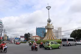 Ngã tư sân banh Gò Đậu (Bình Dương) đoạn qua địa bàn thành phố Thủ Dầu Một trong ngày công bố về bình thướng mới đã đông xe cộ và người dân ra đường hơn. (Ảnh: Chí Tưởng/TTXVN) 