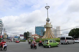 Ngã tư sân banh Gò Đậu (Bình Dương) đoạn qua địa bàn thành phố Thủ Dầu Một trong ngày công bố về bình thướng mới đã đông xe cộ và người dân ra đường hơn. (Ảnh: Chí Tưởng/TTXVN) 