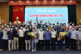 Quang cảnh buổi chia tay đoàn y tế Bắc Giang lên đường hỗ trợ các tỉnh phía Nam chống dịch. (Ảnh: Danh Lam/TTXVN