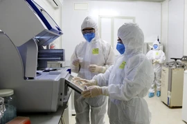 Xét nghiệm SARS-CoV-2 đối với những trường hợp liên quan đến đoàn chuyên gia Trung Quốc cách ly tại khách sạn Như Nguyệt 2 (thành phố Yên Bái). (Ảnh: TTXVN) 