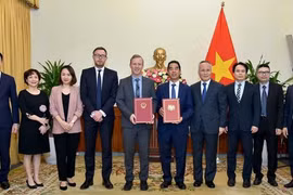 Đại diện Việt Nam và Anh trao công hàm khẳng định ngày có hiệu lực của hiệp định UKVFTA. (Ảnh: Vietnam+)