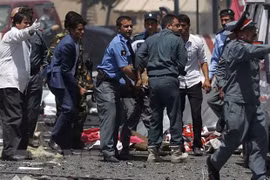 Chuyển người bị thương trong vụ nổ nghi là đánh bom liều chết bên ngoài sân bay quốc tế ở Kabul, Afghanistan ngày 26/8/2021. (Ảnh: Aljazeera/TTXVN) 